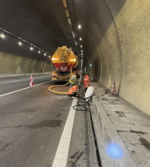 景泰隧道排水渠清淤